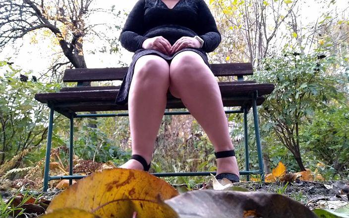 SoloRussianMom: İri güzel kadın bir bankta otururken bacakları genişliyor külotunu işiyor.