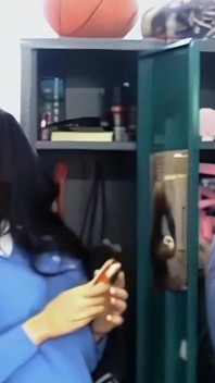 Awek dalam biru menampilkan Fiona G Hayley Marie