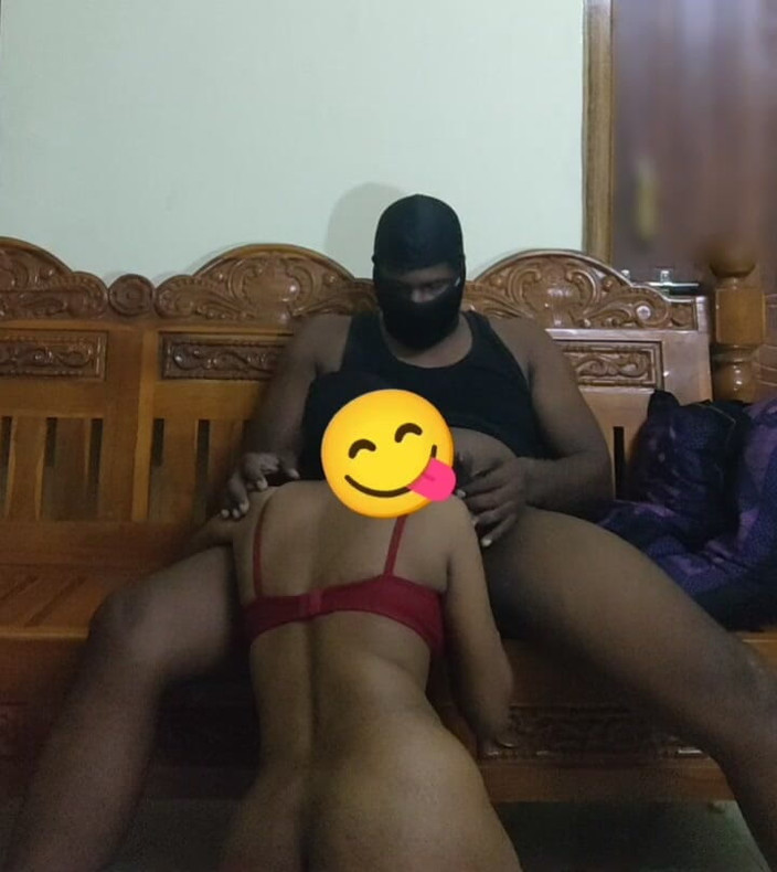 Tamilnaduu: 继兄和继妹在木沙发上做爱