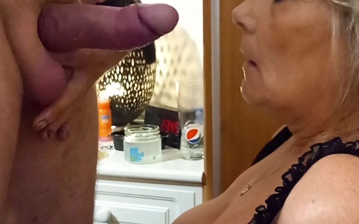 Milf-T: Amatör sarışın orta yaşlı seksi kadın tina yüzünü siktiriyor ve...