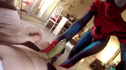 Nylon Xtreme: Gadis laba-laba ingin air mani di wajah zentai