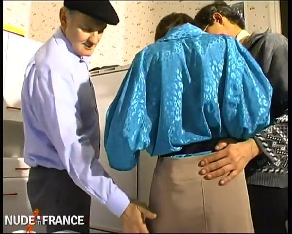 Nude in France: アランはおじいちゃんに彼の新しいお尻の計画を提示し、彼にそれの味を提供します!