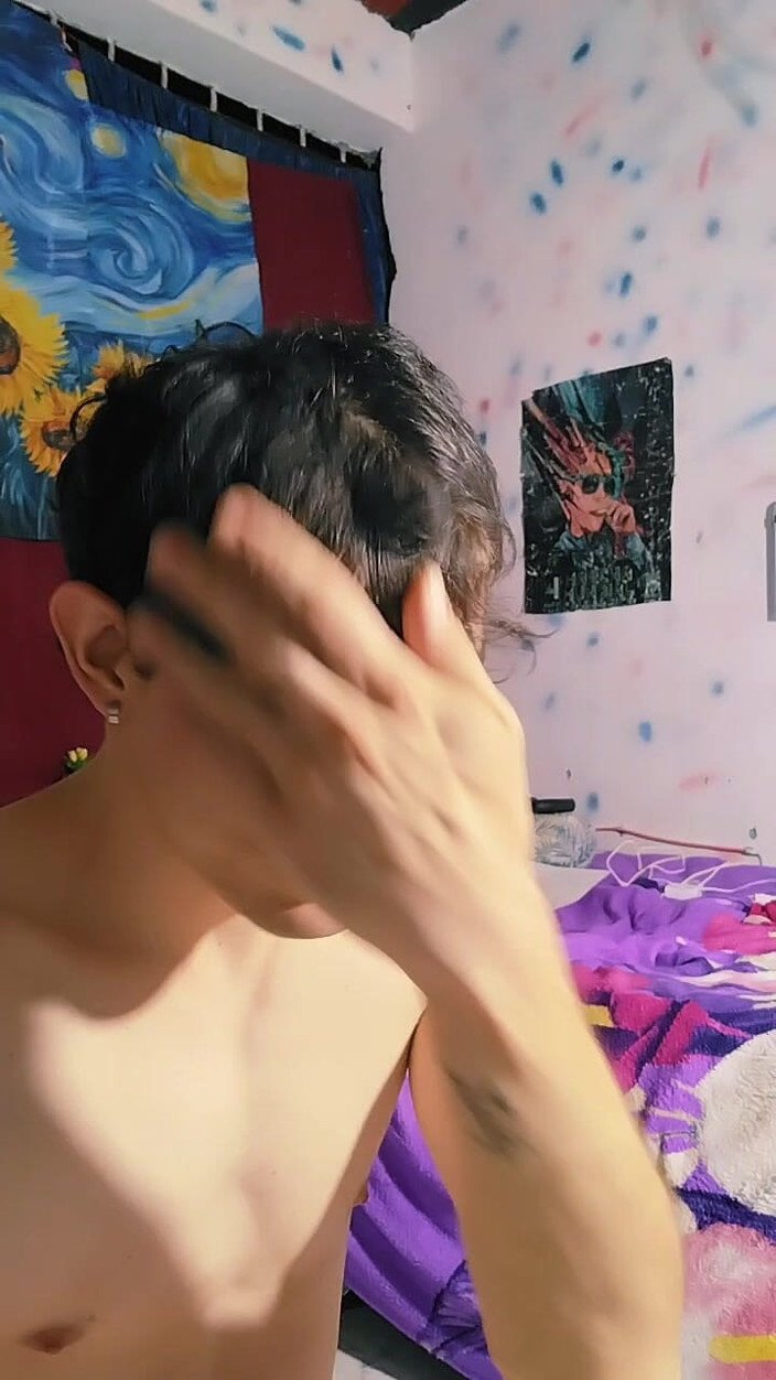 Maykiin: J’aime me baiser le cul de mon beau-père