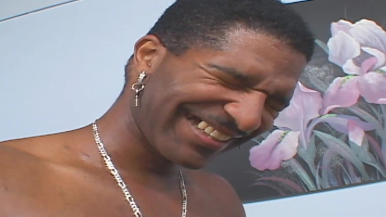 THAGSON: Scéna s velkými černými ptáky - 1_sexy brunetka s malými kozami dostane obrovského...