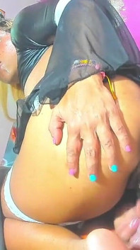 Santita, fille très coquine, se fait baiser en culotte et squirte-moi les pieds en chevauchage de gode fort nd delicius, mon père adore