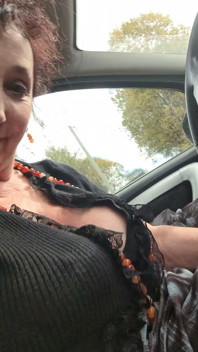 Apa yang wanita simpan dalam kompartmen sarung tangan kereta mereka...