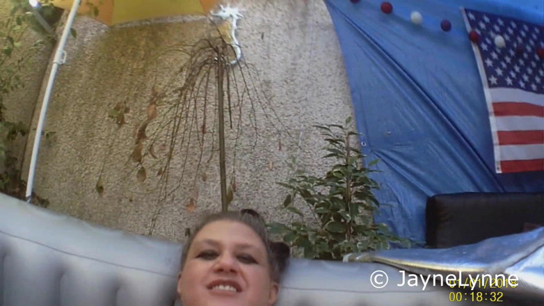 Jayne Lynne: Zabawa w wannie z hydromasażem
