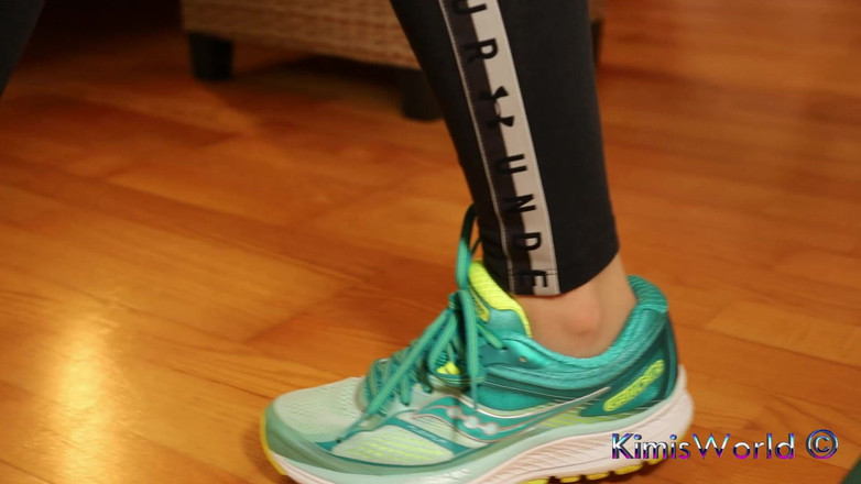 KimisWorld: Sneaker Tease in Transparenten Nylons