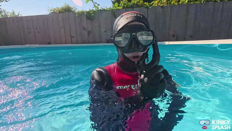UKCuteGirl Lucy Lauren: Piscina neoprene nuotata con snorkeling e sborrata nel wetsuit delle...