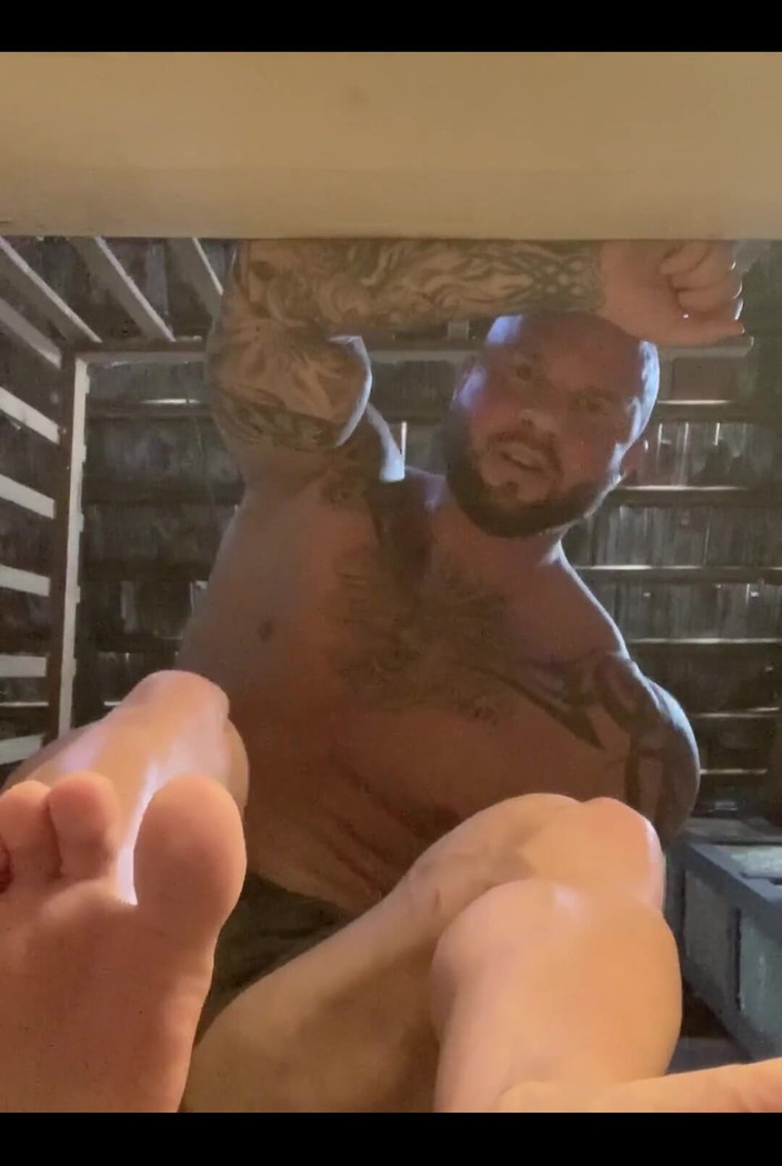 Jasons feet: विशाल पैर