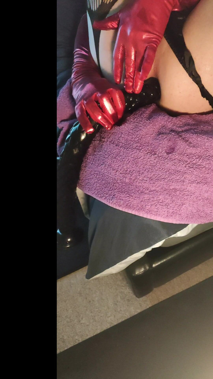 Sallyann: Monstrózní dildo