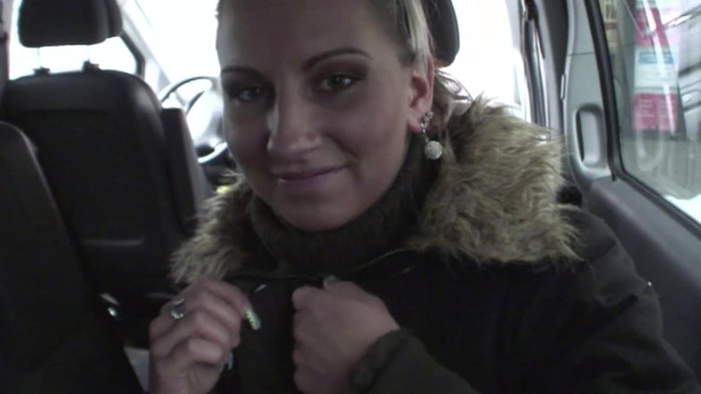 Reality Babes: Loira gata com peitos pequenos é fodido no carro