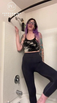 6'7 Giantess tháp chân trần trên tất cả mọi thứ tại nhà! So sánh chiều cao + việc nhà POV