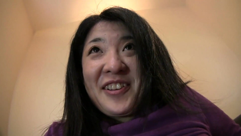 Asian Mature Climax: Peluda asiática milf abre las piernas y juega en el...