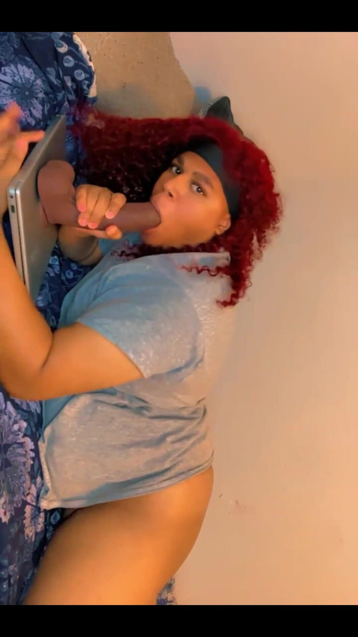 Hicktown_hoochi: ゆっくりと大きな黒いディルドをしゃぶる