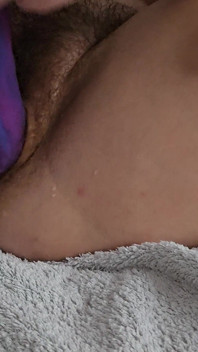 Dildo besar – hotwife dengan pepek berbulu