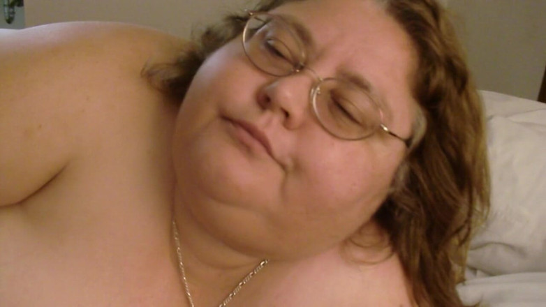 BBW nurse Vicki adventures with friends: Nackte ssbbw isst mini-burger für dich, neckende riesin