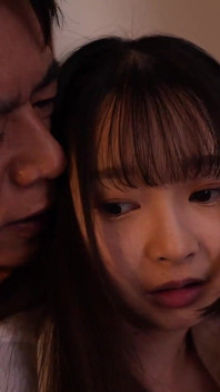 그녀의 만족할 줄 모르는 계부에게 반복적으로 따먹히는 젊은 아내 츠보미 모치즈키