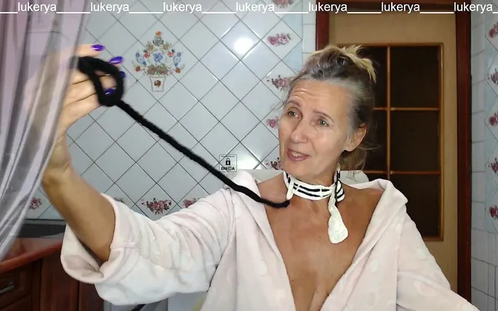Lukerya: Sexy hostitelka Lukerya v kuchyni v županu