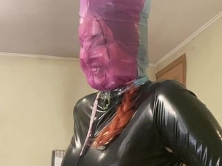 Elena917: Dechová hra v barevných plastových pytlích v latexu