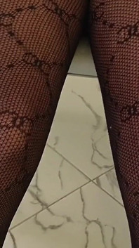 Jugando con su coño caliente