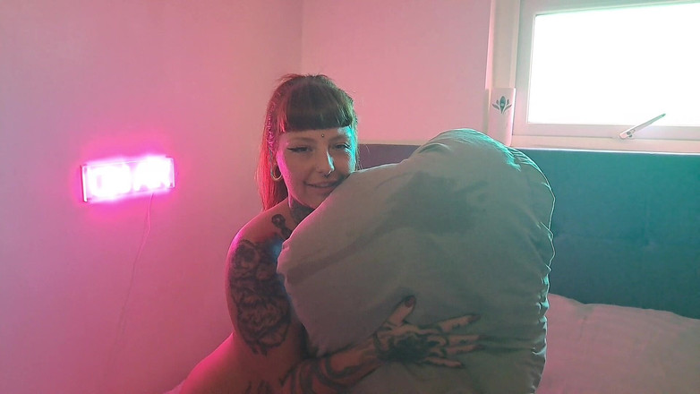 Yourfavecumslut: तकिये पर कूदना, गले में गहरे लंड लेना और थूकना खेलना