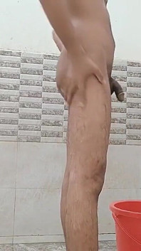 Catturato dal mio vicino Bhabhi durante il bagno nudo nella sala aperta.