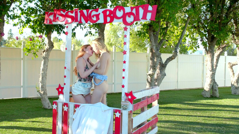 Web Young: Благотворительный поцелуй миниатюрного Ivy Wolfe становится диким, пока Danni Rivers подкрадывается к заднице для хорошего траха