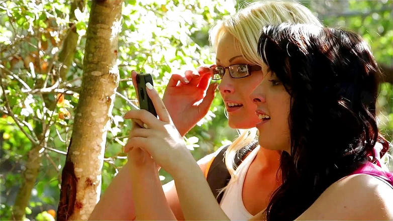 Lesbian Stories: Юная блондинка лижет киску своей подруги на улице