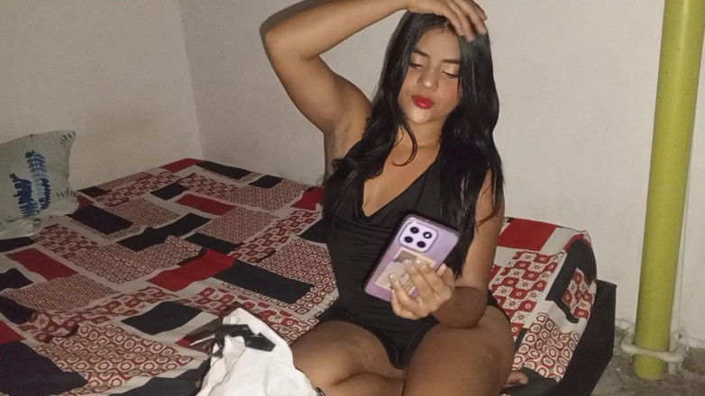 NatalyGirl: Krásná brunetka z Kolumbie posílá fotky její vagíny svému příteli...