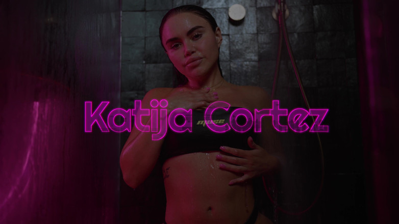 Katija Cortez: Playboy modelo aceitada y follándose en la ducha