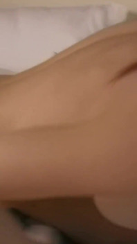 Dos lesbianas pervertidas - pelirroja y rubia con consolador de doble cara