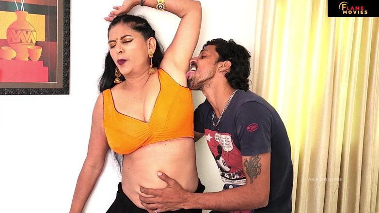 DesiHeat Studio: Mohini bhabhi làm tình mạnh bạo với cậu bé pizza