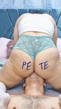Dobře opotřebované kalhotky na tváři