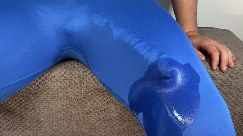 Lucas Nathan King: 巨大なコックはタイトなレギンスで自由に射精