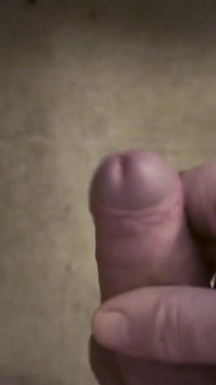 Můj přítel sedí na židli a honí si ptáka při sledování videa