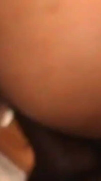 Ragazza asiatica carina succhia un grosso cazzo nero e viene scopata in cucina
