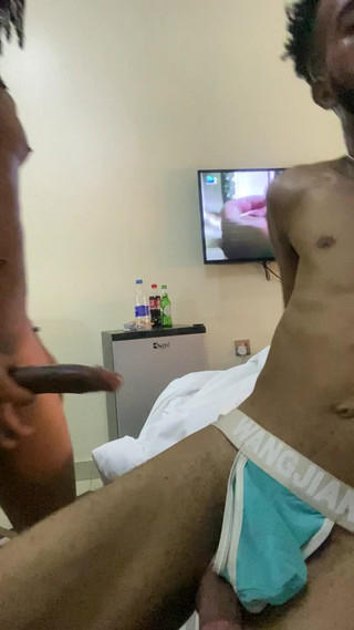 YungthugM: Göt deliğimi derinden sikiyor o kadar kötü ki içimde her...