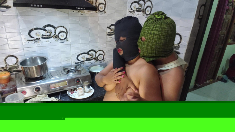 Hotty Mona: Індійська незадоволена бхабхі має жорсткий секс з деваром на кухні