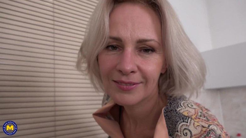 Hardcore NL: Une blonde mature sexy se fait éjaculer dessus par sa bite...