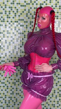Miss Fetilicious Berpakaian Dalam Lateks Merah Jambu Dan Ungu