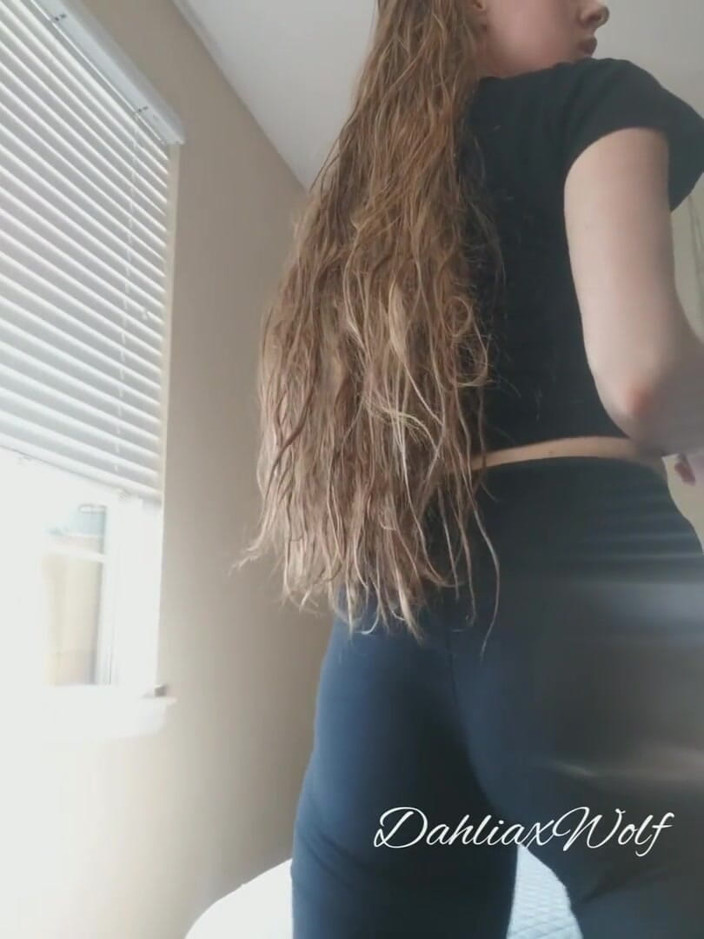 Dahlia Wolf: Spandex twerking