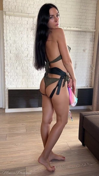 Bikinis probieren an mit strapon