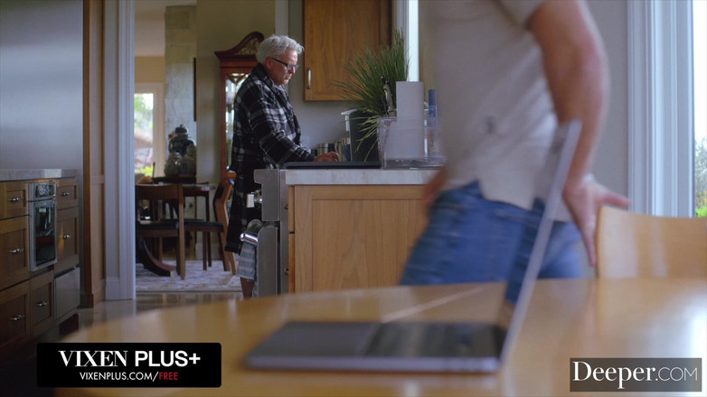 Deeper: Profond. Chloe Cherry joue son fantasme de double pénétration le...