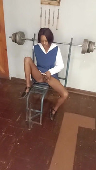 보지 유니폼을 문지르는 섹시한 18살