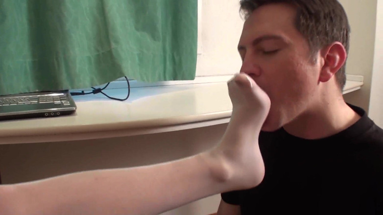 Foot Girls: Sexy teen lässt typen ihre nylon beine lecken