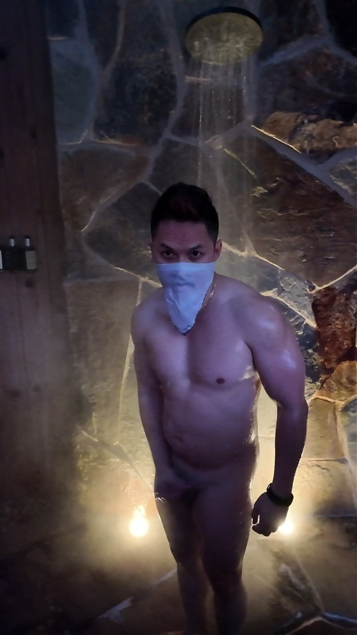 Barenakedmuscles: Dawn, musclée asiatique nue, douche dans la nature - gros biceps, 6...