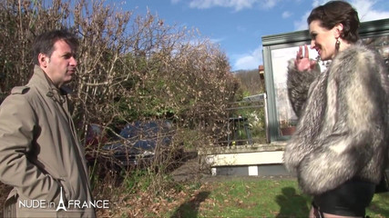 Nude in France: Masturbazione matura ci mostra in giro per la casa e...