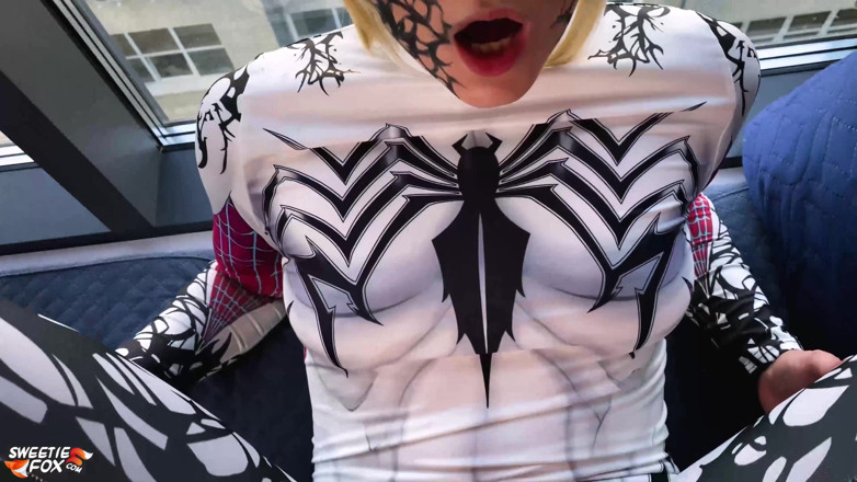 Sweetie Fox: Muscular guy passionate fuck and pussy licking anti-venom cosplay babe