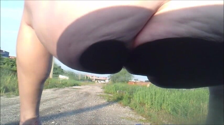 naughtynikki777: Freches fensterwaschendes mädchen - im freien